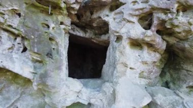 Ukrayna 'nın Krehiv ormanındaki mağara manastırı.