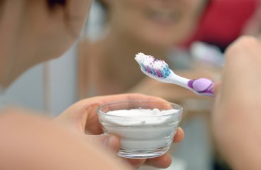 Sodyum bikarbonat ile diş parlatma