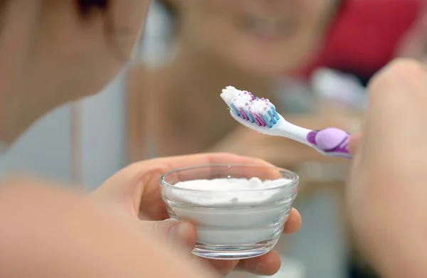 Clareamento dos dentes com bicarbonato de sódio — Fotografia de Stock