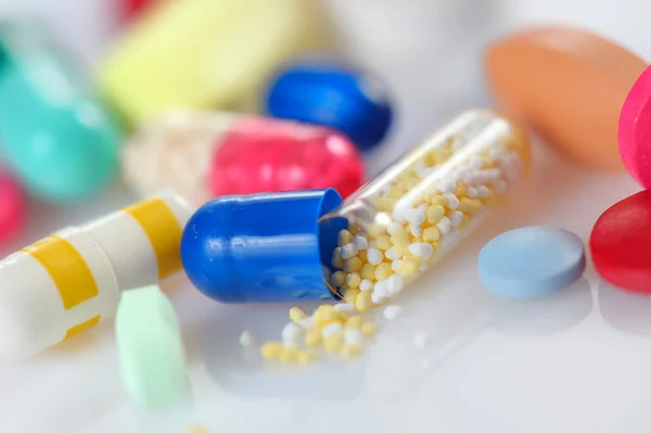 Assorted colored pills — Stock fotografie