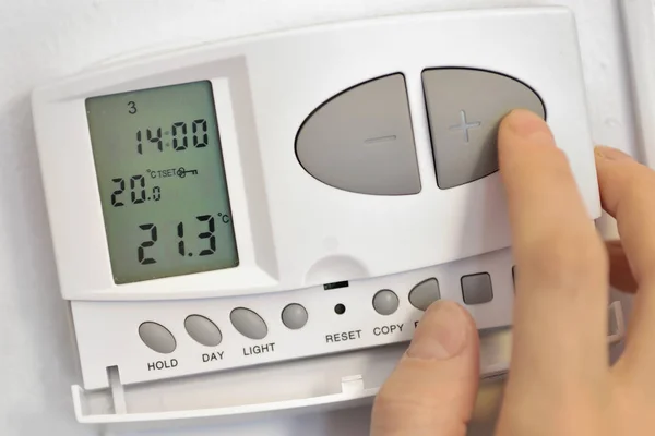 Knopfdruck auf digitales Thermostat — Stockfoto