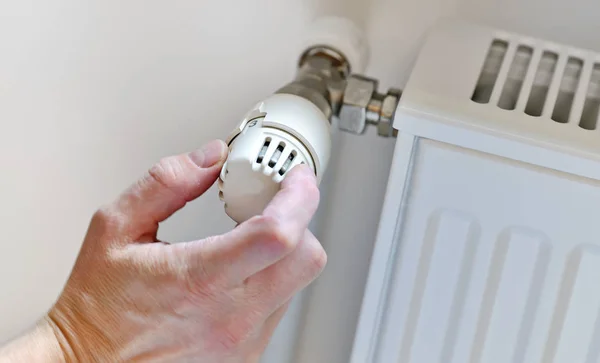 Ajustando mão termostato aquecedor — Fotografia de Stock