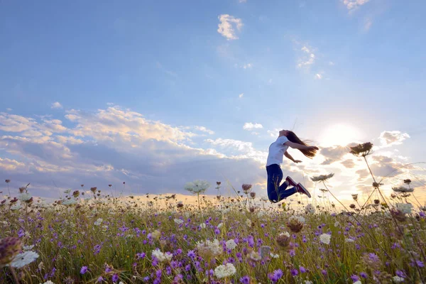 Девочка прыгает на летнем поле — стоковое фото