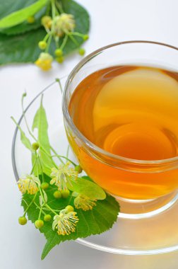 bardak ıhlamur çayı ve çiçek 