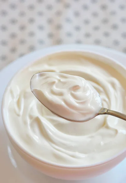 Kerámia tál fehér joghurt — Stock Fotó