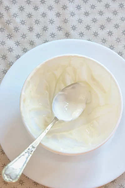 Emty keramikskål vit yoghurt — Stockfoto