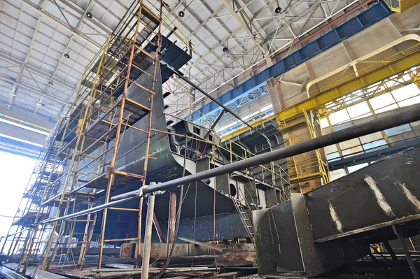 Construção naval no interior do estaleiro — Fotografia de Stock