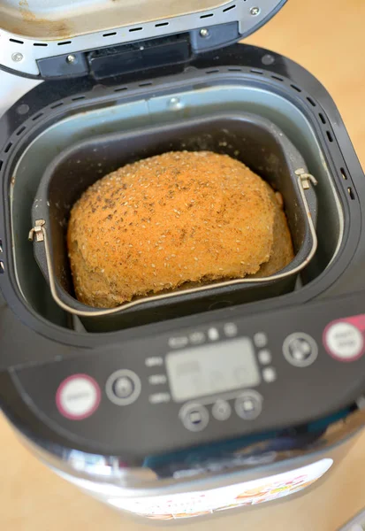 Máquina de pão e pão fresco em casa — Fotografia de Stock