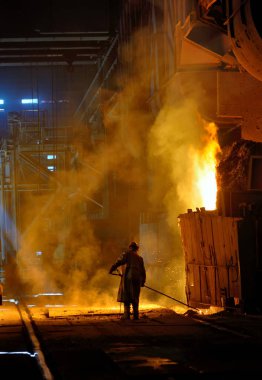 Çelik Fabrikası içinde çelik işçisi
