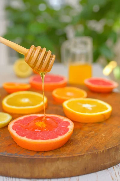 Grapefruit, clementina, portocaliu si miere — Fotografie, imagine de stoc