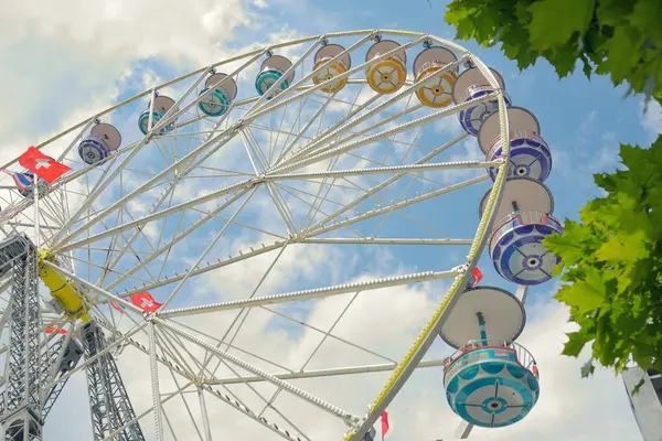 Thun, Szwajcaria - 23 lipca 2017 Ferris wheel w mieście — Zdjęcie stockowe