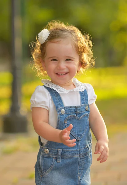 Menina sorrindo — Fotografia de Stock