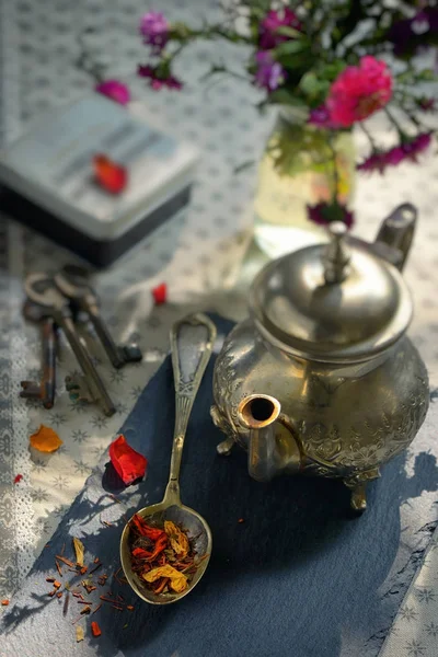 Száraz tea levelek a kanál — Stock Fotó