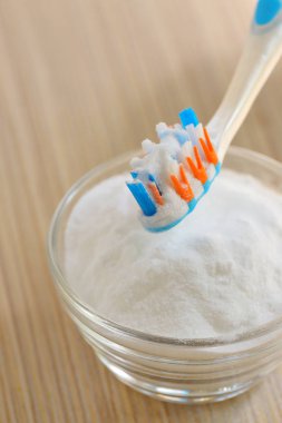 Kabartma tozu diş aydınlatmak için kullanılan