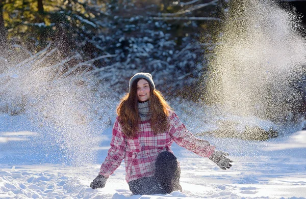 Teen girl playing in snow — Stock Photo, Image