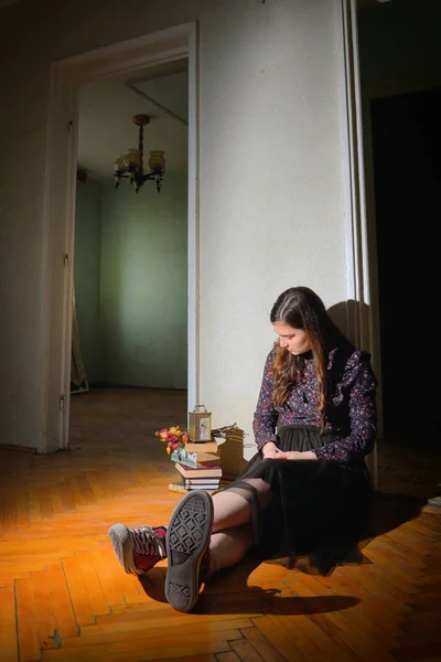 Menina jovem em vestido vintage preto — Fotografia de Stock