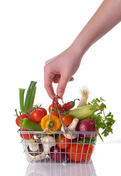 Légumes crus dans le panier isolé sur blanc — Photo