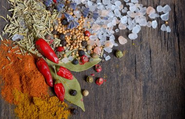 renkli baharat ve otlar