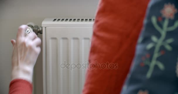 散热器上的妇女编程温度 — 图库视频影像