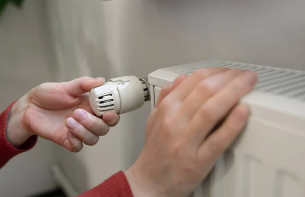 Vrouw aanpassen thermostaat — Stockfoto