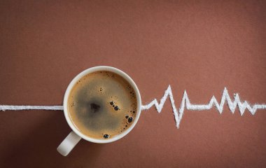 Kahve fincanı üstten görünüm ve kalp atıyor kardiyogram 