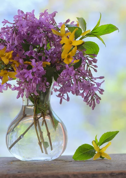 Lilac bouquet on the wooden table — Stock Photo, Image