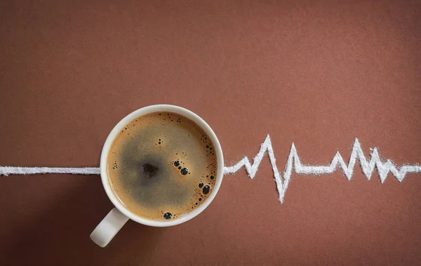 咖啡杯顶部和心脏跳动心电图 免版税图库图片