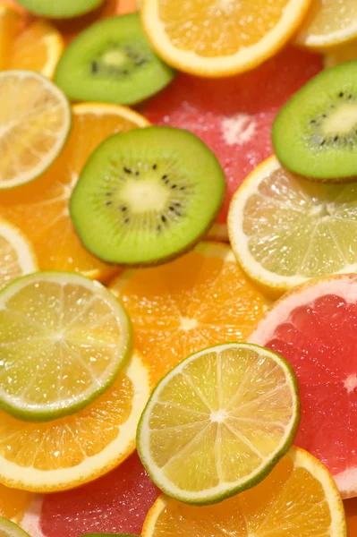 레몬, 키위, 오렌지, 귤을 곁들인 과일 배경 — 스톡 사진