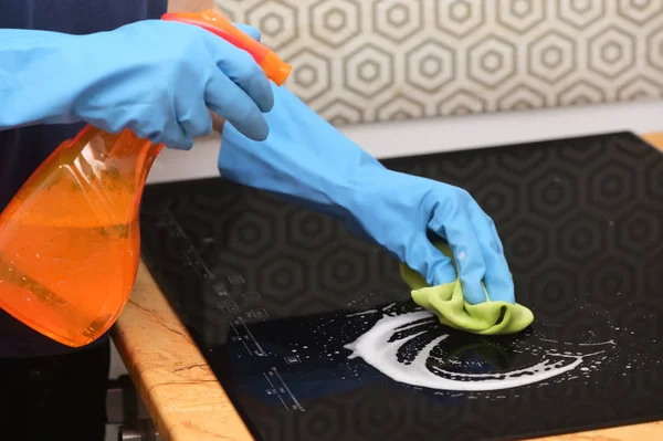 Woman Hands Cleaning A Modern Induction Hob — Stock Photo, Image