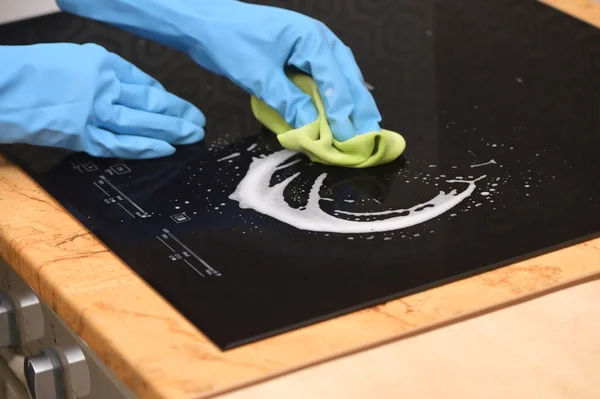 Woman Hands Cleaning A Modern Induction Hob — Stock Photo, Image