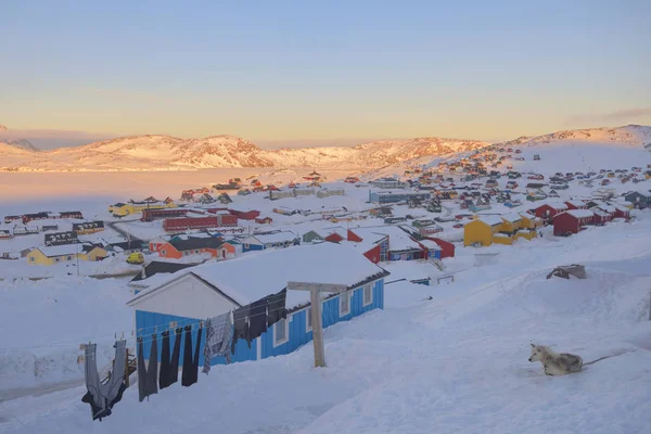 Case colorate in Tasiilaq Town — Foto Stock