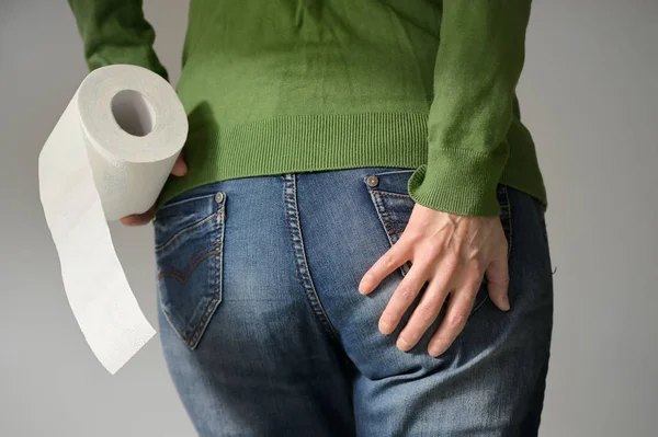 Woman Holding Her Bottom And Toilet Paper Roll — Stock Photo, Image