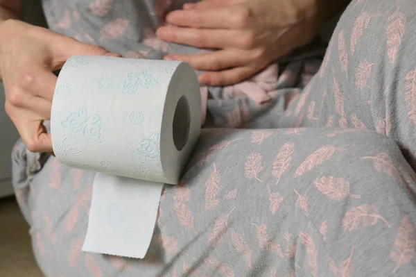 Mulher segurando seu estômago e papel higiênico Roll — Fotografia de Stock