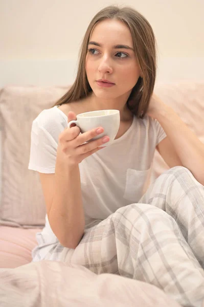 Chica con taza de café — Foto de Stock