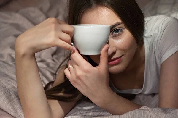 Chica con taza de café — Foto de Stock