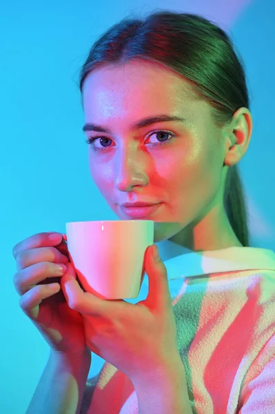 Retrato de una mujer bajo luces de colores — Foto de Stock