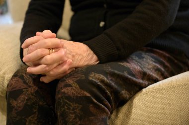 Yalnız yaşlı kadın evde oturuyor. 