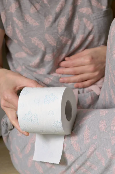 Woman Hand Holding Her Bottom And Toilet Paper — Stock Photo, Image