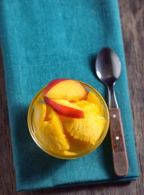 Ev yapımı şeftalili buzlu mango şerbeti.