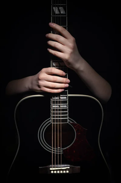 Mujer abrazando con guitarra, aislado en negro —  Fotos de Stock