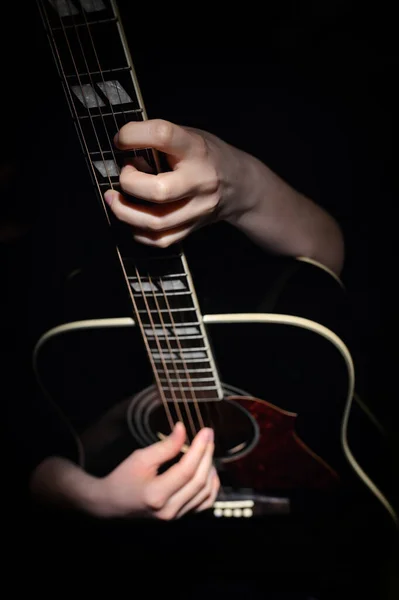 Mujer tocar guitarra aislado —  Fotos de Stock