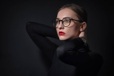 Gözlük takan güzel bir genç kadının portresi.