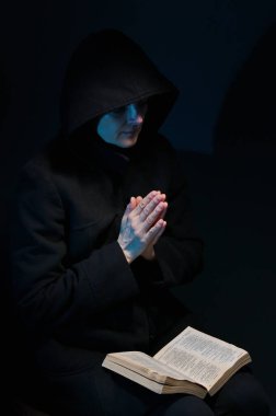 Kadın Elleri Karanlıkta İncille Dua Ediyor