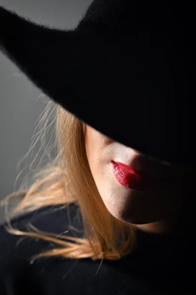 Uma Mulher Com Lábios Vermelhos Chapéu Preto Fundo Preto — Fotografia de Stock