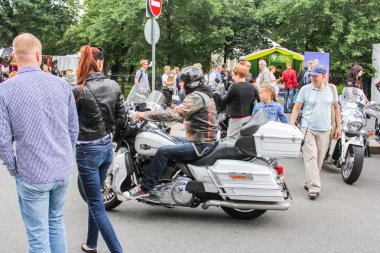 İnsanlar arasında sürme motosikletçi.