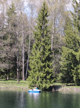 İnsanlar nehir Bisiklet.