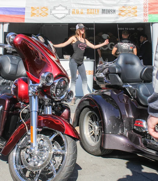 Flicka mellan motorcyklar. — Stockfoto