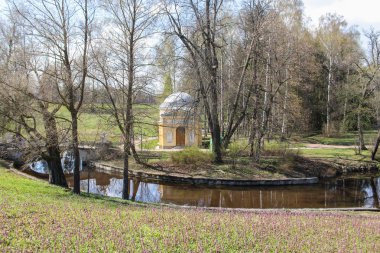 Nehrin başında küçük bir bina.