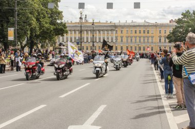 Bayraklı motosikletli motorcular.