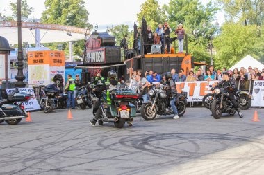 Motosikletçiler ve asfalt üzerinde iz.